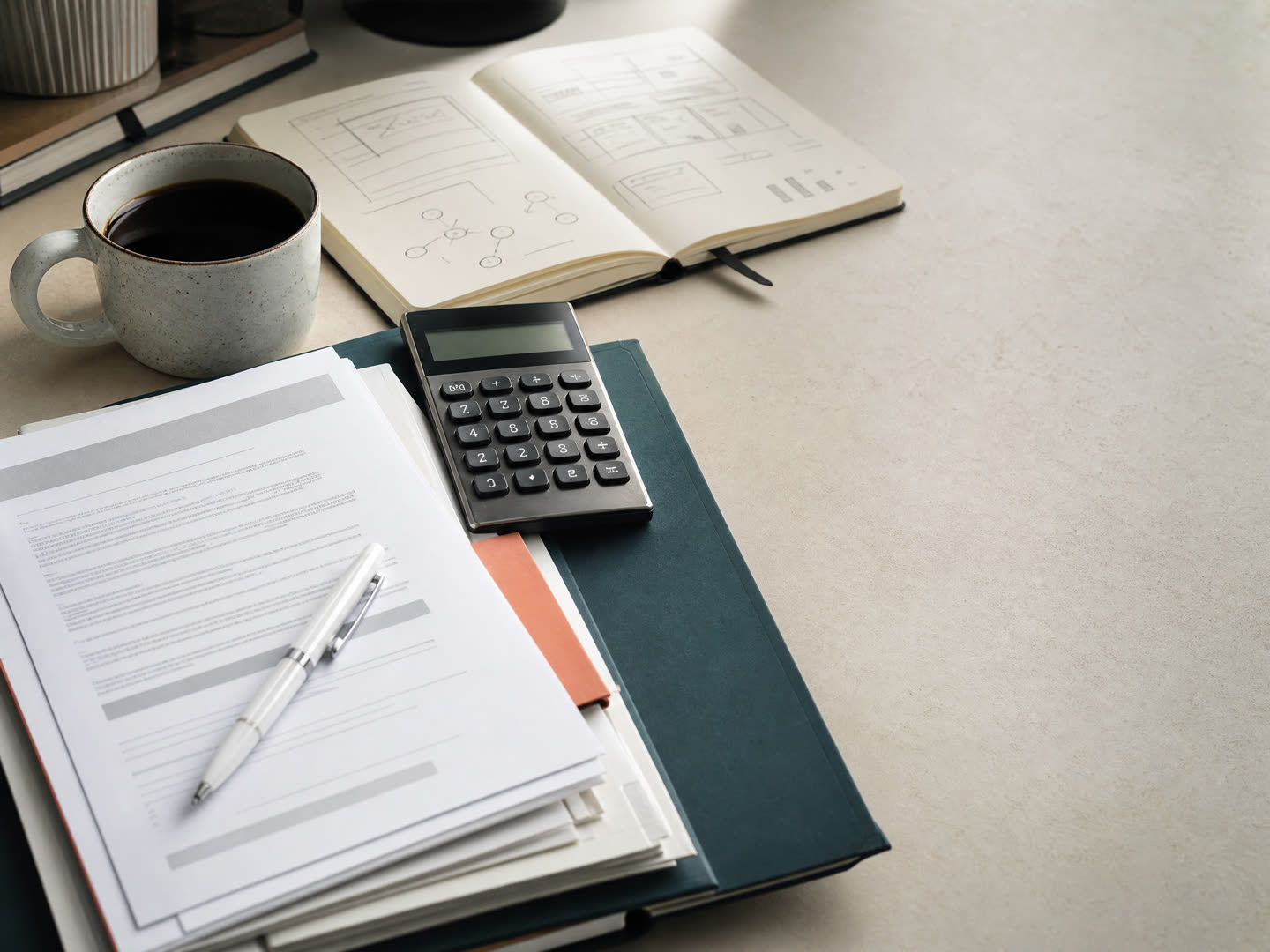 Material de trabajo y documentos para una consulta laboral