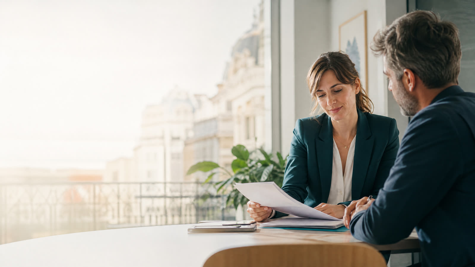 Profesional revisando documentación con una empresaria